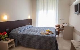 AUTO PARK HOTEL con Ristorante interno e grande parcheggio gratuito