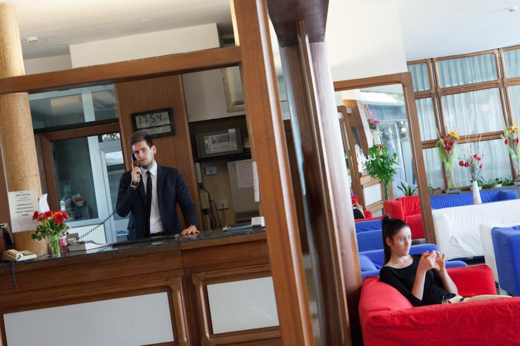 AUTO PARK HOTEL con Ristorante interno e grande parcheggio gratuito Firenze Esterno foto